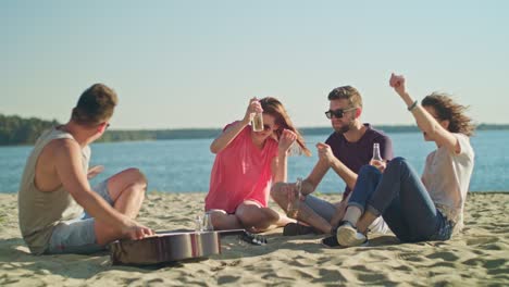 jóvenes divirtiéndose en la playa