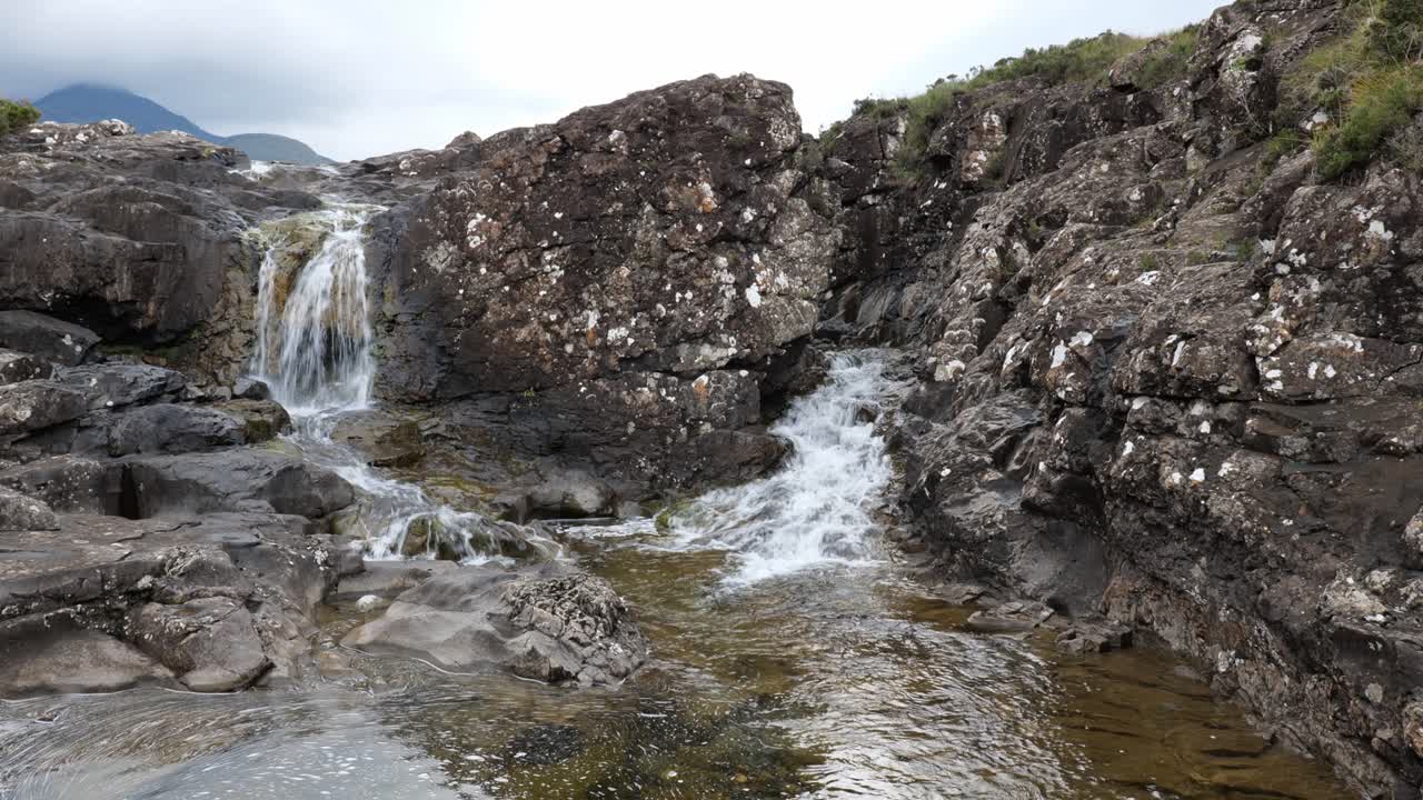 pequeña cascada de sligachan en el río allt dearg mor en escocia