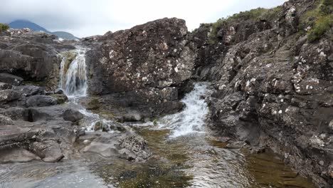 Pequeña-Cascada-De-Sligachan-En-El-Río-Allt-Dearg-Mor-En-Escocia