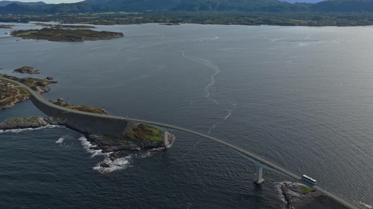 Iconica Strada dell'Oceano norvegese unisce terra e mare, ripresa dall'alto.