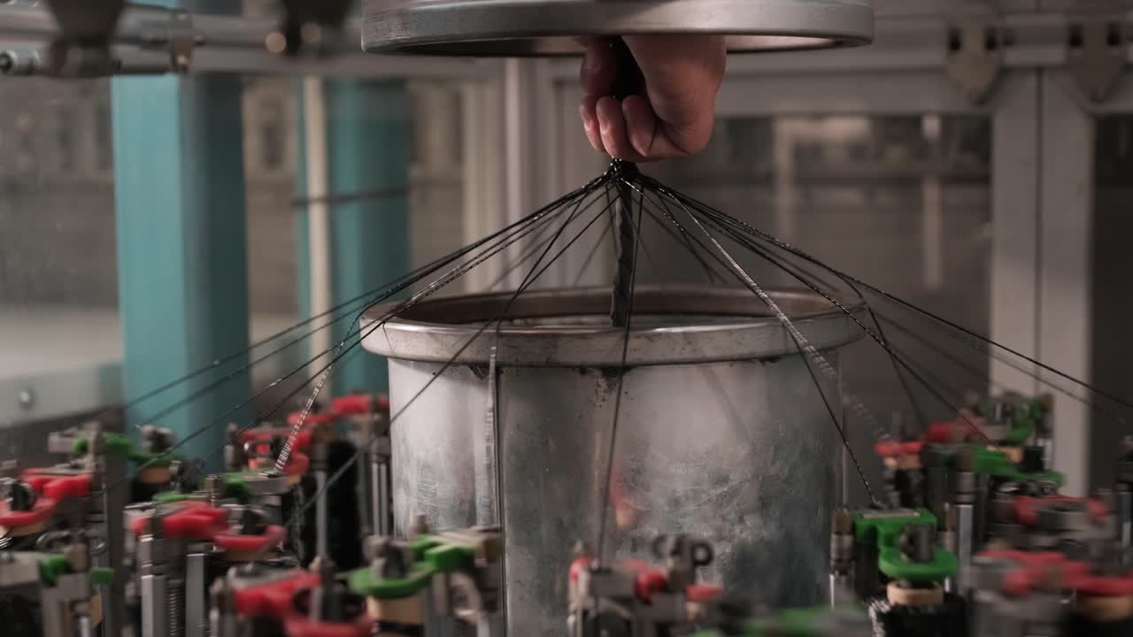 수직 고속 현대 브레이딩 기계 - 금속 와이어에서 브레이드를 만드는 장비.