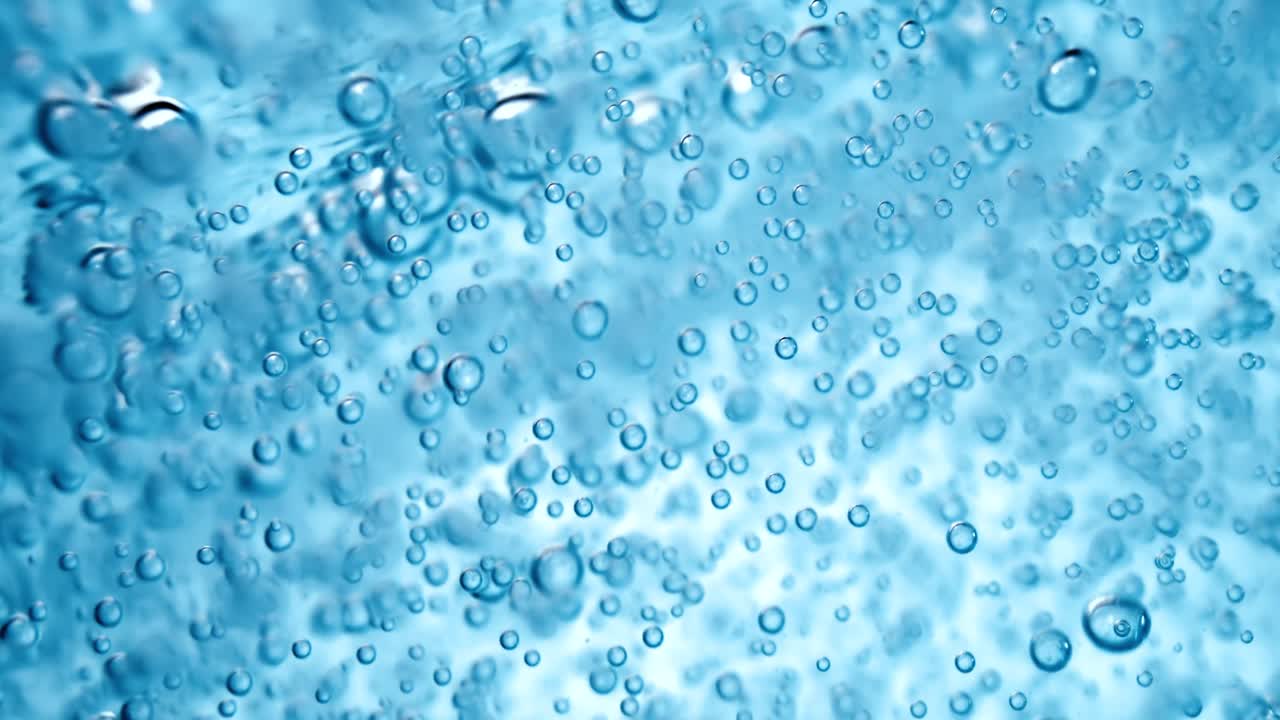 Molte bolle d'acqua nell'acqua blu da vicino, onda d'acqua astratta con bolle al rallentatore