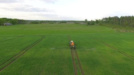 Pestizid--Und-Düngemittelsprühen-Auf-Dem-Feld-Luftbild-Mit-Traktor