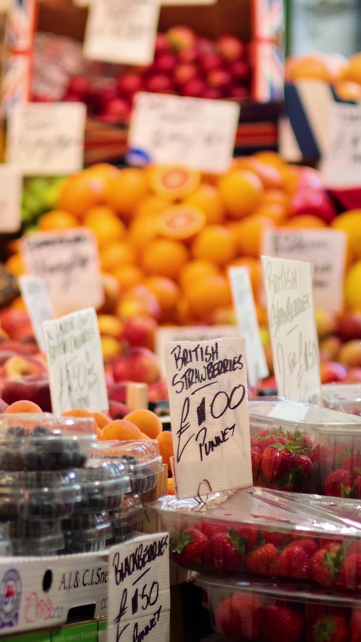 Homem selecionando frutas em uma barraca de mercado