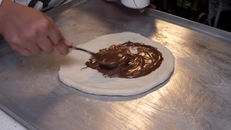 untar nutella sobre la base de masa de pan de estrella