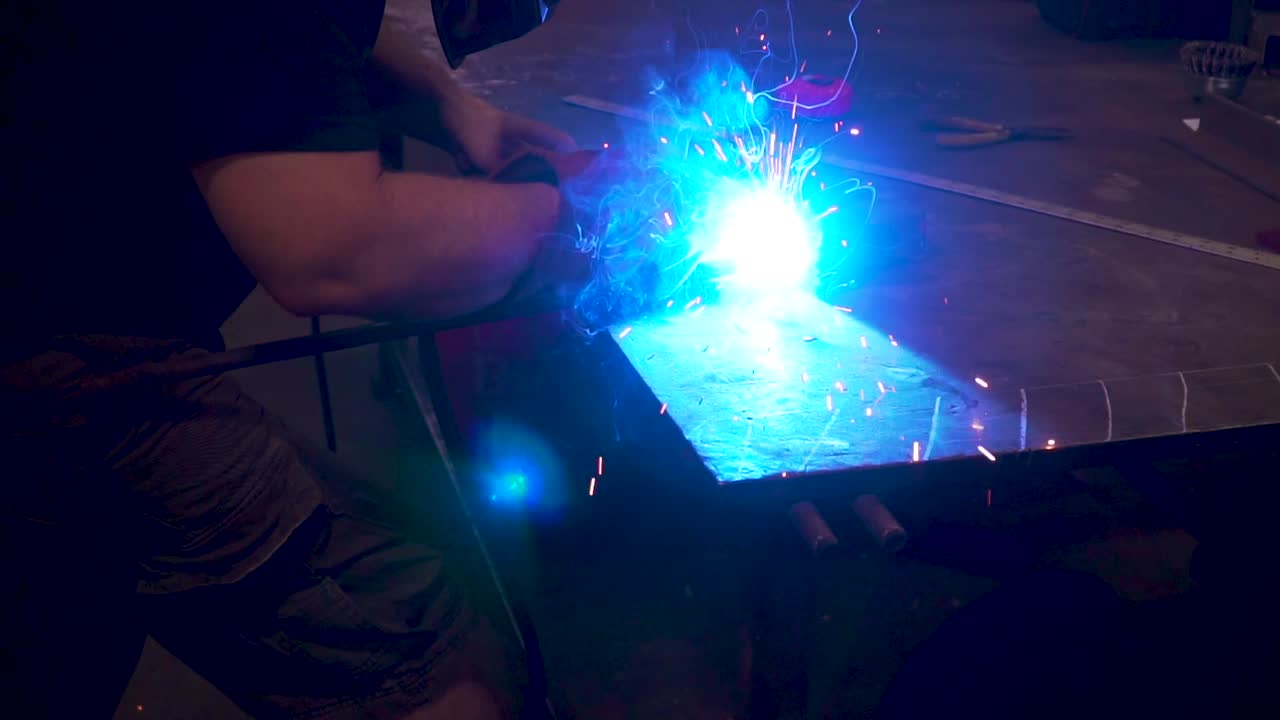 forgiatura del metallo del fabbro al rallentatore a 120 fps