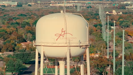 Georgetown,-Texas,-Hito-De-La-Torre-De-Agua,-Drone,-órbita-Aérea,-Teleobjetivo-En-Un-Vecindario-Suburbano-En-Otoño