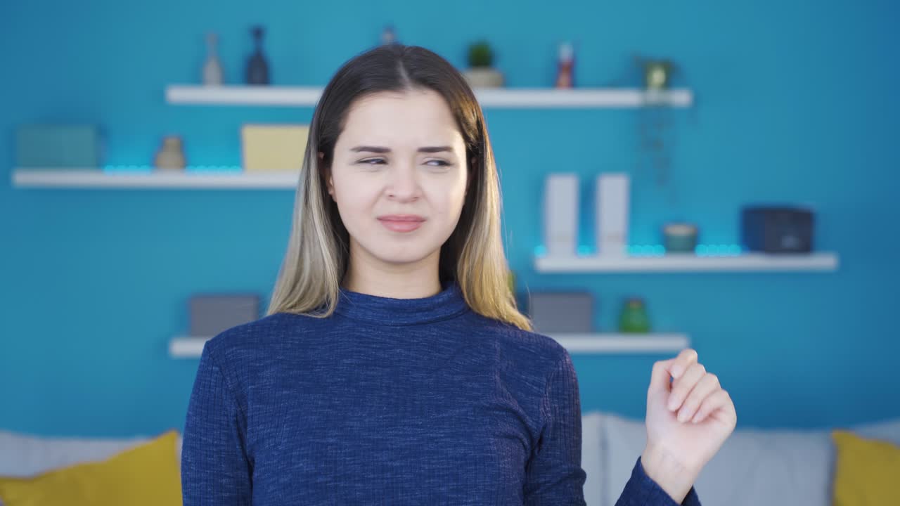 ⁇   ⁇ 새를 막기 위해 디오도란트를 사용하는  ⁇   ⁇ 은 젊은 여성.