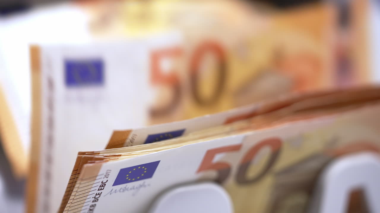 Nakit sayma için bankacılık ekipmanları. Döviz banknotlarının finans sayacında sayılması.