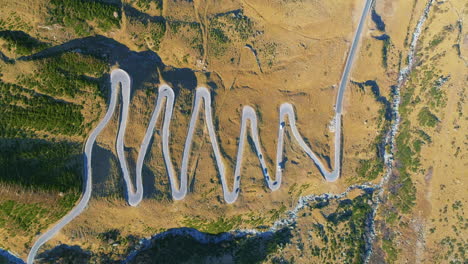 vista aérea sobre zigzag splügen pass suiza escénica carretera de montaña alpina