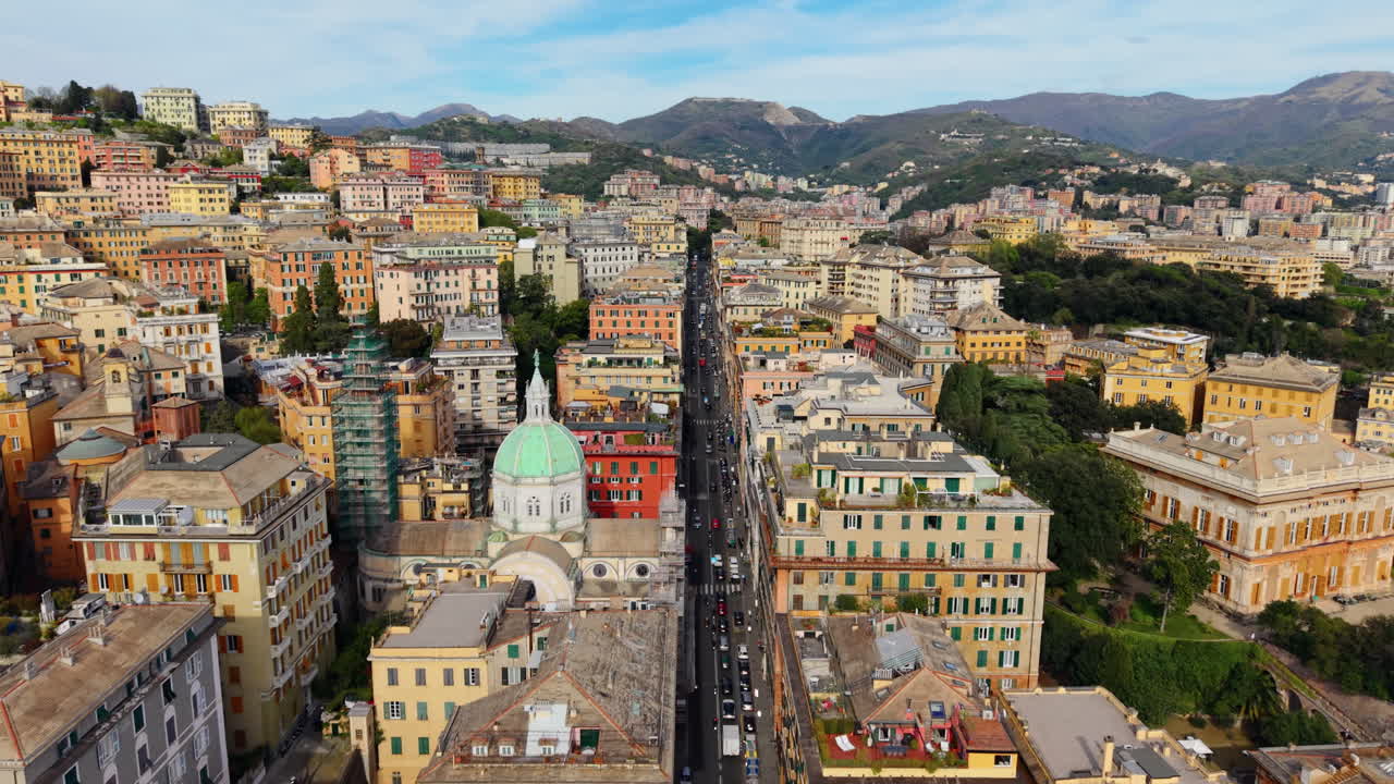 Vista aerea della vivace Genova, Italia, che mostra edifici colorati e colline.
