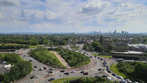 Hombre-Verde-Rotonda-Leytonstone-Horizonte-De-Londres-En-Imágenes-Aéreas-De-Fondo-4k