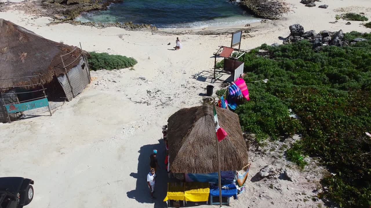 Ripresa aerea di turisti che acquistano souvenir nei negozi sulla spiaggia a Cozumel, Messico.