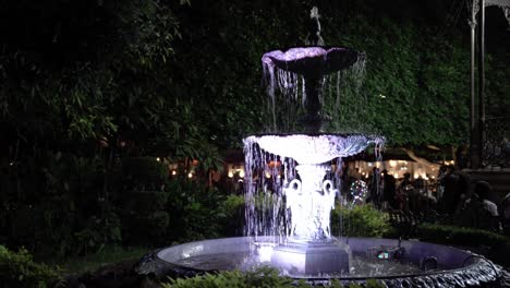 fuente de agua en la noche en la ciudad