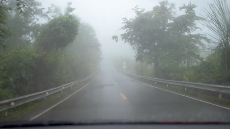 conduciendo con niebla en la montaña