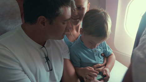 niño jugando juegos en el teléfono inteligente padres por él