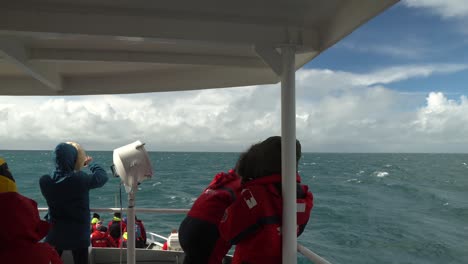 gente en un barco blanco