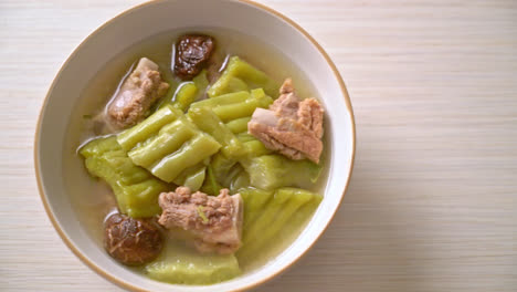 Bitterer-Kürbis-Mit-Schweinerippchensuppe---Asiatischer-Essensstil