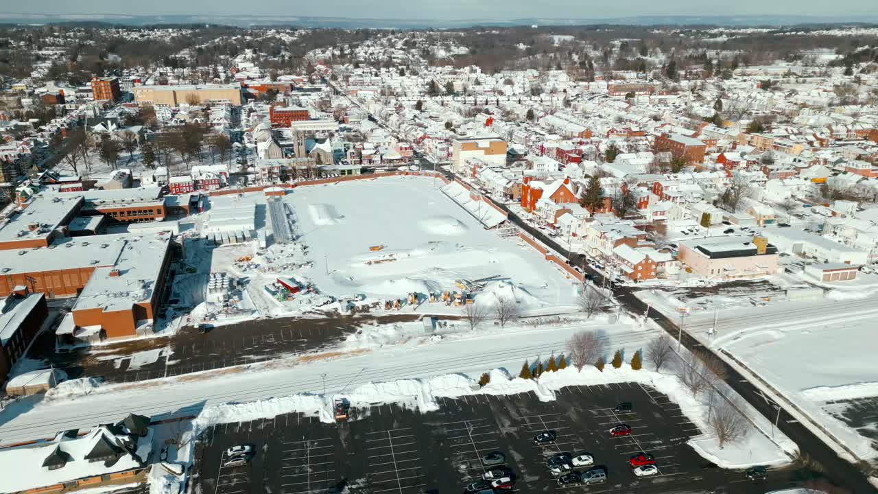 Una ripresa aerea dall'alto con drone che cattura file di case e strade in un quartiere residenziale suburbano o urbano affollato durante il giorno