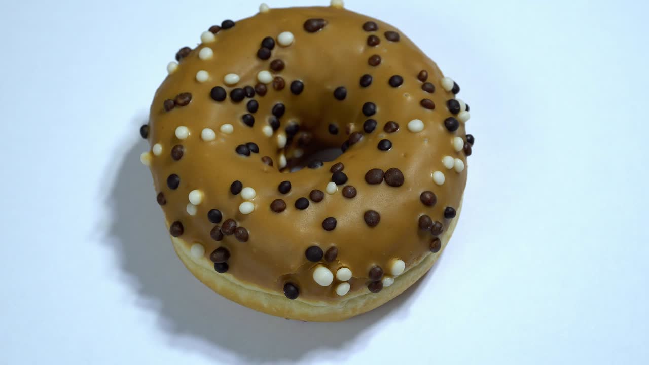 rosquillas dulces girando sobre un fondo blanco. dulzura tradicional estadounidense