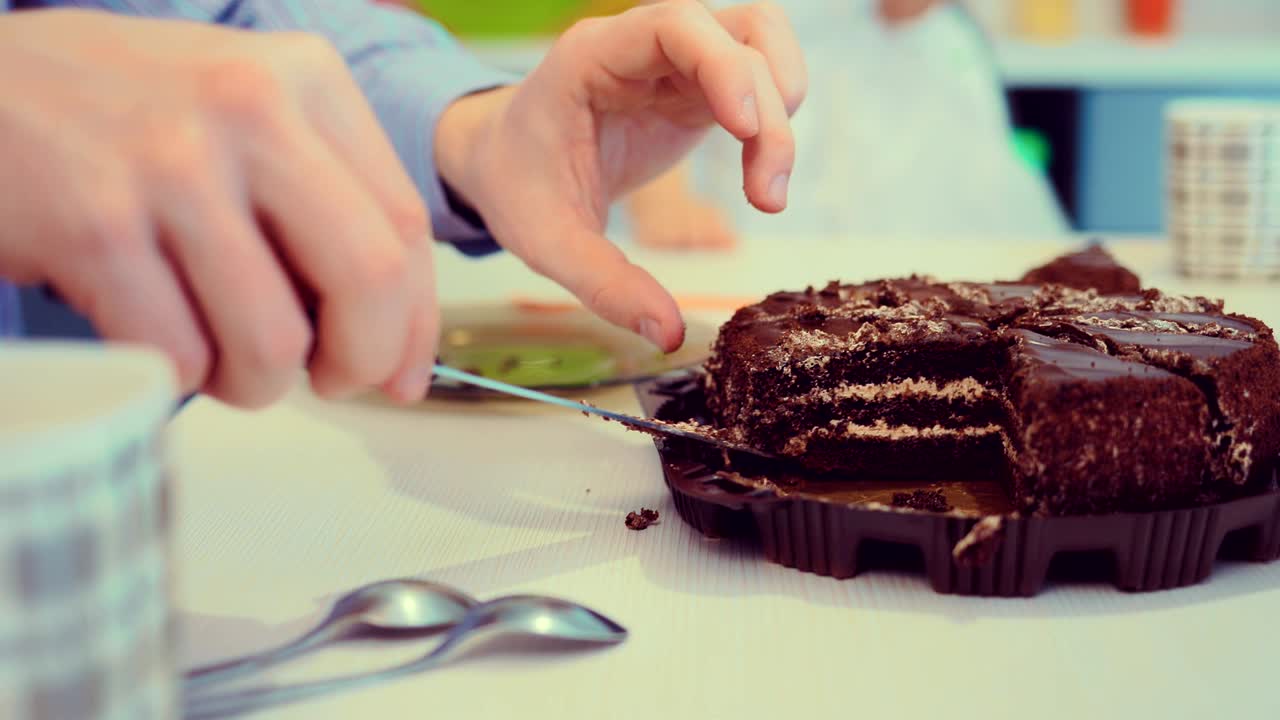 생일 파티에서 케이크 조각을 접시에 놓습니다.