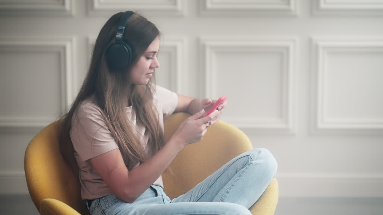 mujer escuchando música y usando el teléfono