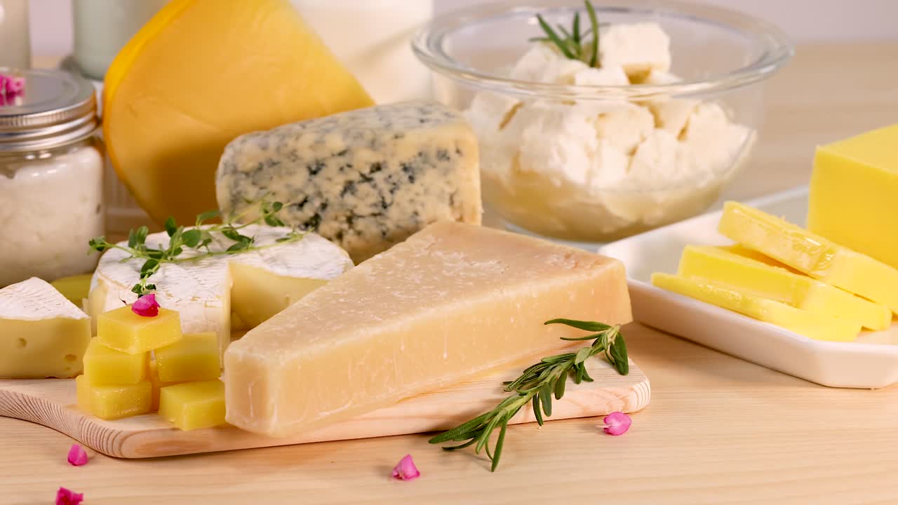 백색 바탕에 있는 다양한 유제품