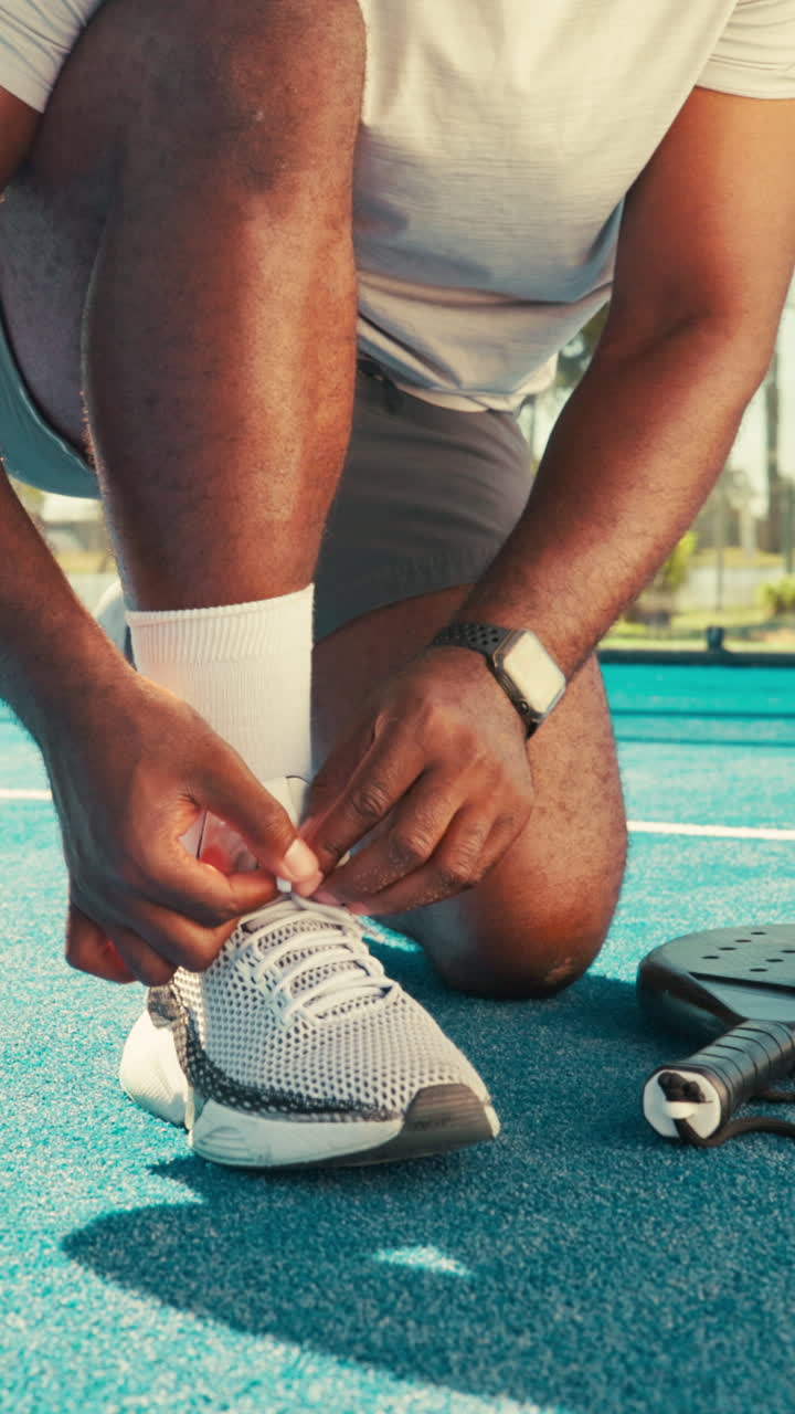 Uomo che gioca a padel su un campo blu