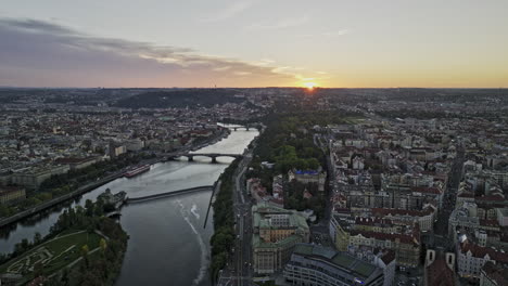 Praga-República-Checa-Drone-V66-Aéreo-Sobrevuelo-Del-Distrito-De-Holesovice-A-Lo-Largo-Del-Río-Moldava-Capturando-La-Isla-De-Stvanice