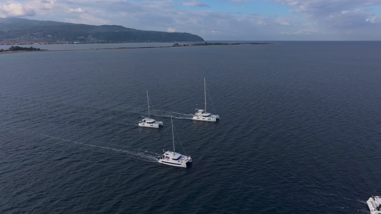 Barche ancorate placidamente sul mare illuminato dal sole, Grecia