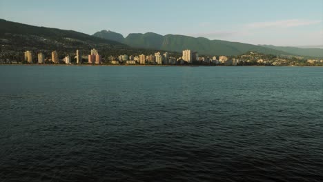 West-Vancouver-Real-Estate-Vista-Cerca-Del-Océano-Pacífico-En-Un-Barco-yate