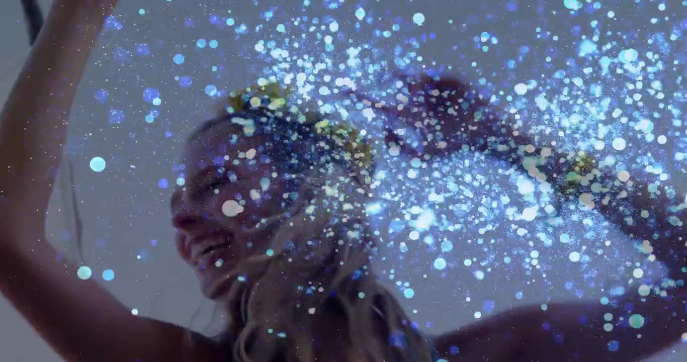 Video verticale: Donna che alza le braccia, con una telecamera bassa che lancia glitter verso l'alto, nascondendo i volti per scopi di marketing.