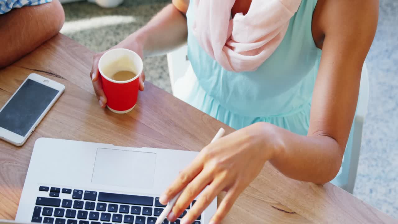 ejecutivos de negocios que interactúan entre sí