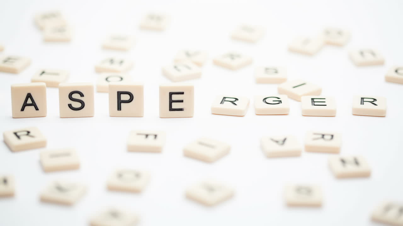 asperger escrito en pedazos de letras de plástico de pie
