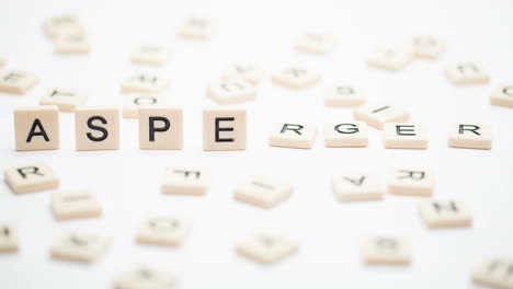 asperger scritto in lettere di plastica in piedi