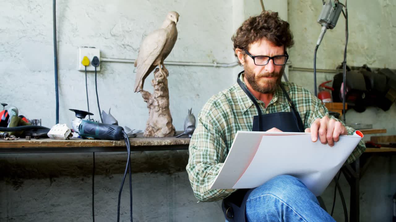 artesano dibujando un diseño de escultura 4k