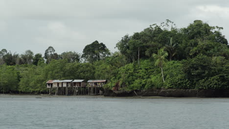 Viajando-Desde-Un-Bote-Mirando-El-Pueblo-De-Pescadores-Sobre-Pilotes-Cerca-De-Buenaventura,-En-La-Costa-Pacífica-De-Colombia