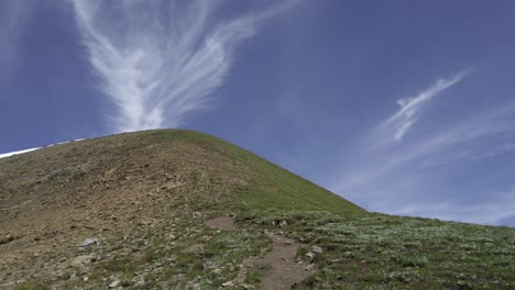 Exploración-De-Excursionistas-Descansando-En-La-Inclinación-De-La-Panorámica-Del-Lado-De-La-Montaña,-Montañas-Rocosas,-Kananaskis,-Alberta,-Canadá