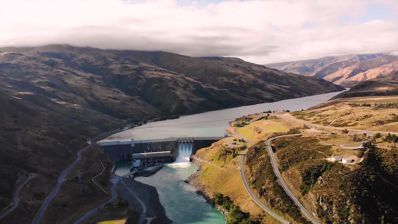 panorámica aérea de la presa hidroeléctrica de nueva zelanda y la ciudad de clyde, otago central