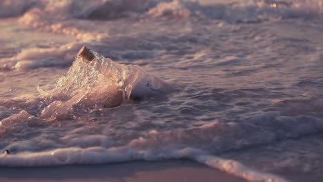 Mensaje-En-Una-Botella-Cubierta-Por-Olas-En-La-Playa