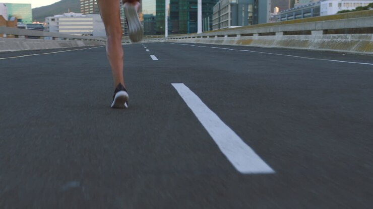 Persona che corre su una strada cittadina