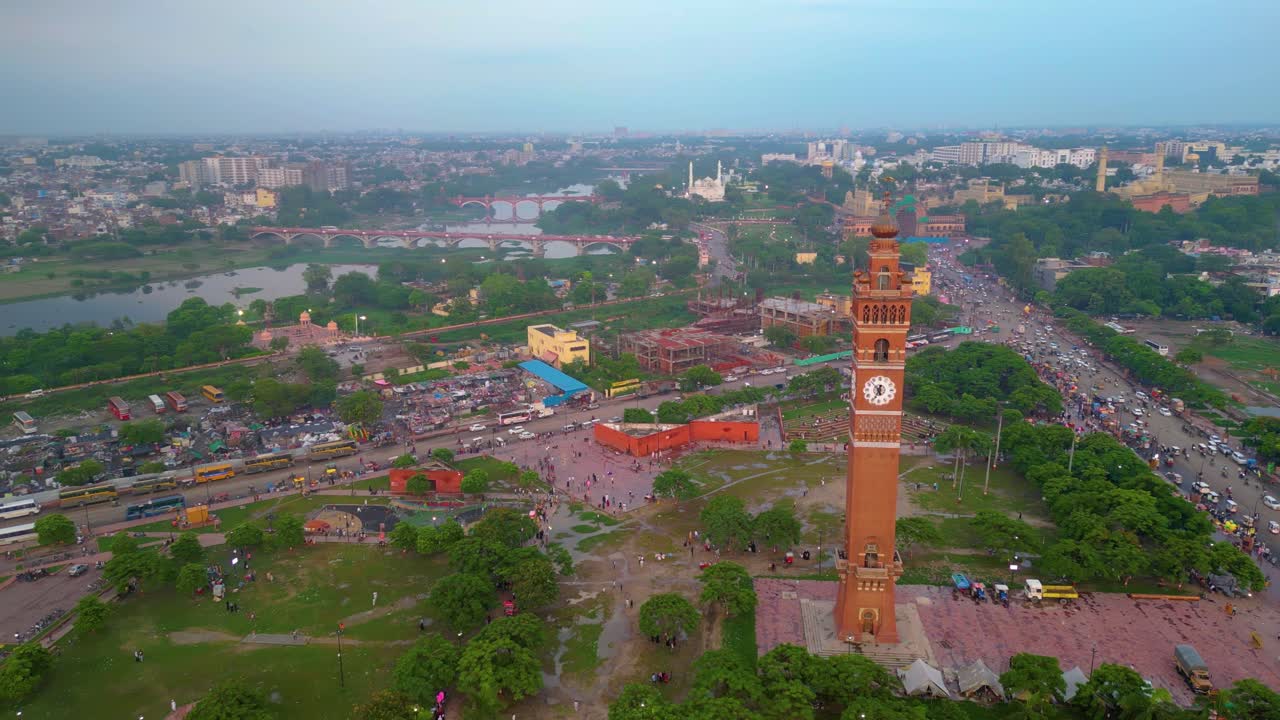 Vista da drone dell'architettura indiana della Torre dell'Orologio di Husainabad e del Bada Imambara