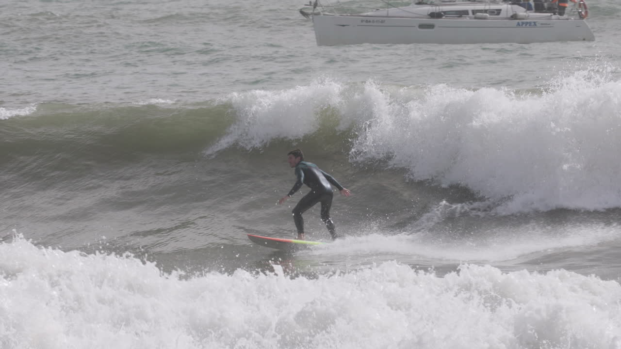 남성 서퍼 가 파도 를 타고 있다