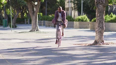 Afroamerikanischer-Mann,-Der-Mit-Dem-Fahrrad-In-Der-Stadt-Fährt