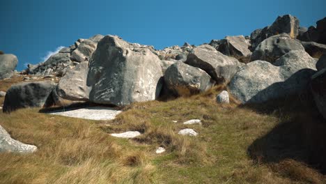 Flüssige-Aufnahmen-Von-Großen-Felsbrocken-Und-Felsen