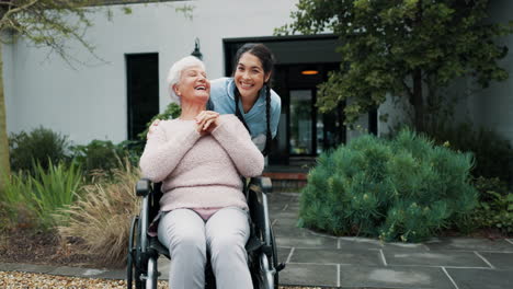 Enfermera-Feliz,-Silla-De-Ruedas-Y-Cuidado-De-Ancianos-En-El-Jardín