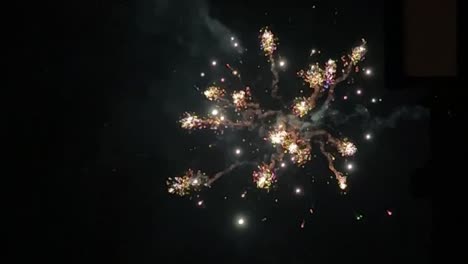 Schönes-Feuerwerk-Am-Nachthimmel