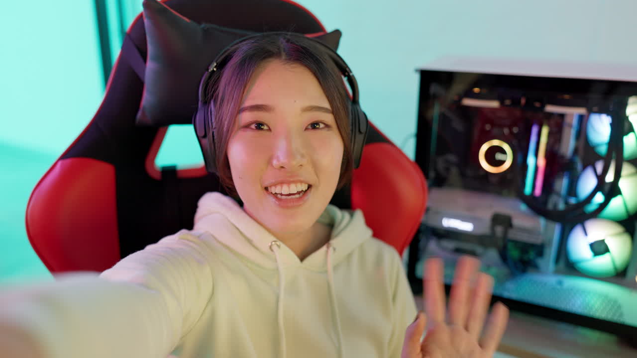 japón, selfie o mujer gamer con los pulgares hacia arriba