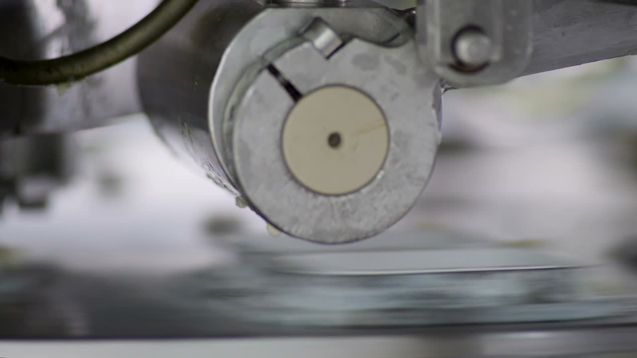 치즈 스프레이드 생산 라인, 치스 스프레이드는 플라스틱 상자 컨테이너에 채워집니다.