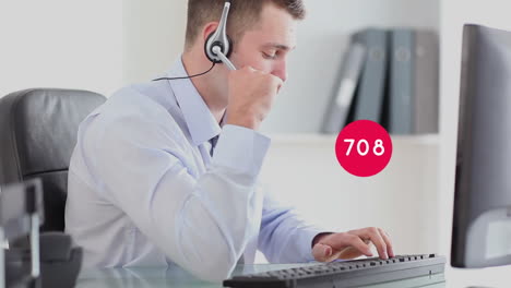 animación de números cambiando sobre hombre de negocios usando auriculares de teléfono